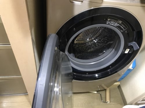 ドラム式洗濯乾燥機を置くと、この様に存在感バツグンです